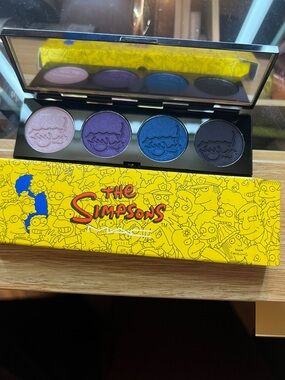 MAC Cosmetics x The Simpsons Eyeshadow Palette - Yellow & Blue